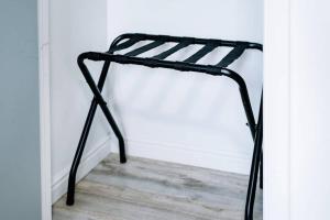 un tabouret en métal noir placé contre un mur dans l'établissement Spacious Downtown SLC, Cozy King Bed 2 Bed 1 Bath, à Salt Lake City 29 autres photos