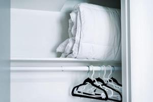 un placard avec deux paires de chaussures et un oreiller dans l'établissement Spacious Downtown SLC, Cozy King Bed 2 Bed 1 Bath, à Salt Lake City