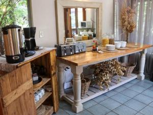 una cocina con mesa y 2 microondas. en Willow Inn, en Nelspruit