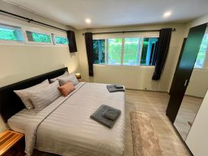 Postel nebo postele na pokoji v ubytování Lanta Sunshine Residence