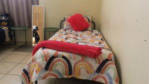 Postel nebo postele na pokoji v ubytování Elimu house