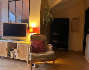 um quarto com uma secretária, um computador e uma cadeira em Élégant appartement Mer & Golf em Ciboure