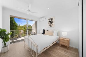 En eller flere senge i et værelse på Acacia - Peaceful Mount Coolum Hideaway by the Coast