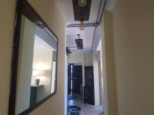Un pasillo que conduce a una habitación con un espejo. en 4th On Boundary, en Gordonʼs Bay