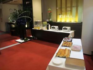 une table avec des pâtisseries dessus dans un magasin dans l'établissement Sakuraan Kawaguchiko Hotel, à Fujikawaguchiko