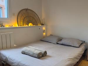 - un lit avec une serviette dans une chambre dans l'établissement Le Coty, au Havre