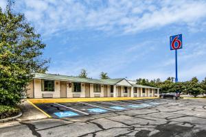 un bâtiment sans panneau de stationnement dans un parking dans l'établissement Motel 6-Union City, GA - Atlanta Airport, à Union City