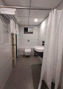 Ένα μπάνιο στο Ekansh Hotels And Resorts