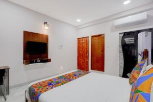 Postel nebo postele na pokoji v ubytování FabHotel White Star Residency