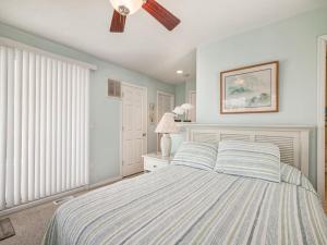 Postel nebo postele na pokoji v ubytování Ocean Block Single Family Surf City Private Yard Decks Beach Badges Wifi Air Conditioning Washer & Dryersurf City Ocean Block Light And