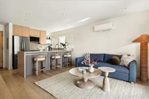 Kuchyň nebo kuchyňský kout v ubytování Tide House - Unit A - Modern Seaside 1BD w Parking