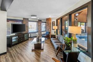 a living room with a couch and a tv at Quality Inn East Liverpool - Calcutta in East Liverpool