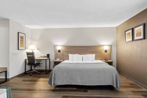 a hotel room with a bed and a desk at Quality Inn East Liverpool - Calcutta in East Liverpool +38 photos