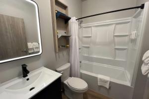 um banheiro com pia, vaso sanitário e chuveiro em Microtel Inn & Suites by Wyndham Tooele em Tooele mais 16 fotografias