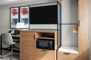 Μια τηλεόραση ή/και κέντρο ψυχαγωγίας στο AmericInn by Wyndham Urbana Champaign University Area