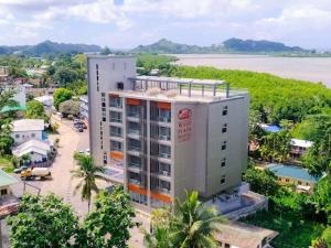 una vista aérea de un edificio en una ciudad en West Plaza Hotel at Lebuu Street, en Koror