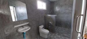 Koupelna v ubytování Open Kitchen Chiang Rai