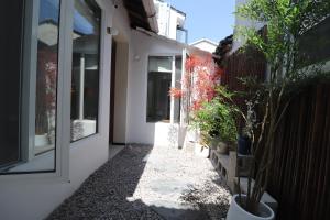 une promenade latérale avec des plantes en pot à côté d'un bâtiment dans l'établissement Suzhou Garden Nook Pingjiang Laneway Hideaway, à Suzhou 43 autres photos