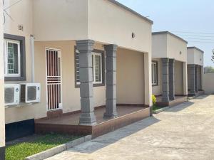 卢萨卡Sofies's Apartments的一排房子，前面有柱子