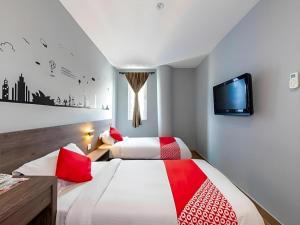 Voodi või voodid majutusasutuse Sunlight Hotel Kulai toas