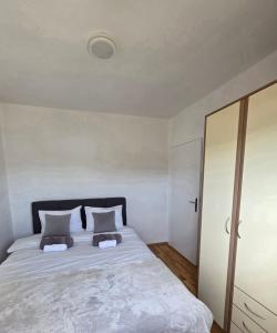 Un pat sau paturi într-o cameră la Lakeside View +2 fotografii