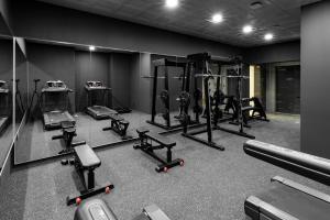 Un gimnasio con varias cintas de correr y máquinas en una sala. en Celib Yeoui, en Seúl