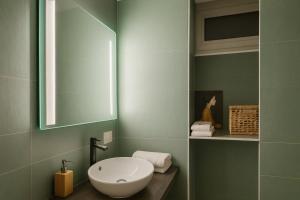 Un baño con un lavabo blanco y un espejo. en Isola nell'Isola apt -Isola e Garibaldi, en Milán