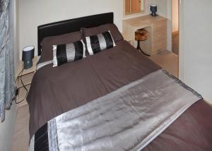 Una cama con dos almohadas encima en un dormitorio. en Anchor Park, en Happisburgh