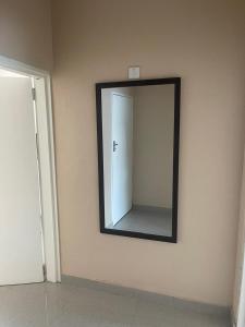 卢萨卡Sofies's Apartments的房间墙上的镜子