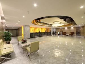 un hall d'entrée avec une grande piscine au milieu d'un bâtiment dans l'établissement Zhongshan Da Dong Yu Hotel, à Zhongshan