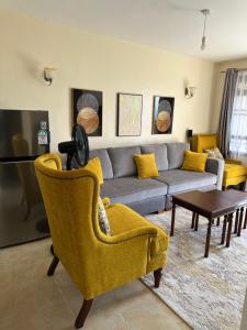 Χώρος καθιστικού στο Lakeview Apartments - Serene Mustard