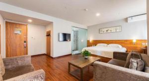 TV a/nebo společenská místnost v ubytování Jinjiang Inn Style Tianjin Wuqing Traditional Chinese Medical Hospital