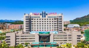 ein großes weißes Gebäude in einer Stadt in der Unterkunft Xana Lite·Chengde Xinglong County in Xinglong