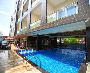 une grande piscine devant un immeuble dans l'établissement Coral Beach Resort Mandarmoni, à Mandarmoni