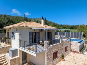 Villa mit Blick auf ein Haus in der Unterkunft Villa Aggeliki - F&A Golden Stone Villas in Loukáta