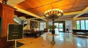 eine große Lobby mit einem Kronleuchter und einem Wohnzimmer in der Unterkunft HOTEL SARI KURING INDAH in Cilegon + 17 Fotos