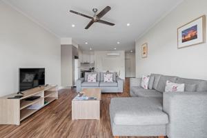 TV a/nebo společenská místnost v ubytování Freshwater East Kimberley Apartments