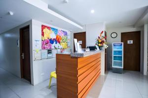 un hall d'entrée avec un bureau de réception dans un immeuble dans l'établissement Hotel Fleur de Liz, à Tagbilaran