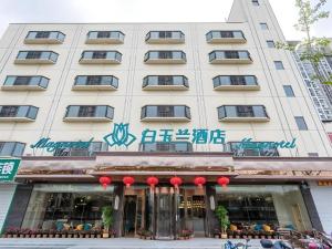 ein weißes Gebäude mit chinesischer Schrift darauf in der Unterkunft Magnotel Business Yangzhou China Grand Canal Museum Wanda Plaza in Yangzhou