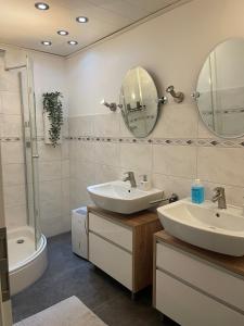 Koupelna v ubytování Gemütliches Haus mit Whirlpool & Kamin