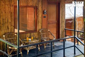 En balkon eller terrasse på StayVista's Timber Cottage - Cozy Cottages with Indoor Games + 27 billeder