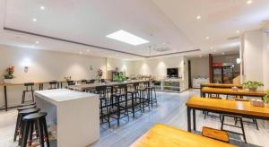 Restaurace v ubytování IU Hotel Wujiang Huadong Business City Tongli