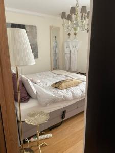 Un dormitorio con una cama con lámpara y maniquíes. en Guestsuite Sir Joachim Bruges, en Brujas