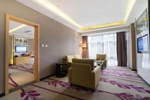 ein Hotelzimmer mit einem Schlafzimmer und einem Wohnzimmer in der Unterkunft Lavande Hotel Foshan Shunde Shunlian Plaza Jinlong Metro Station in Shunde