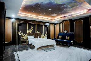 una stanza con un letto, un tavolo e un divano di Underskies Spa and Hotel a Sampong