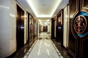 un corridoio di un edificio con un hallwayngth di Underskies Spa and Hotel a Sampong