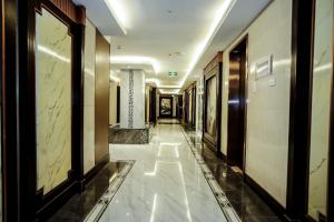 un corridoio di un hotel con pavimenti e pareti in marmo di Underskies Spa and Hotel a Sampong