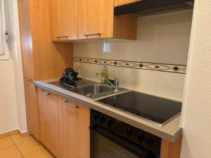 Кухня или мини-кухня в 2 bedrooms accommodation 10 min from the train station
