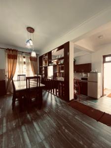 Kuchyň nebo kuchyňský kout v ubytování R R I Luxury Homestay