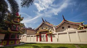 ein Gebäude mit zwei Pagoden davor in der Unterkunft SPOT ON 93478 Amanda Residence Syariah in Palembang